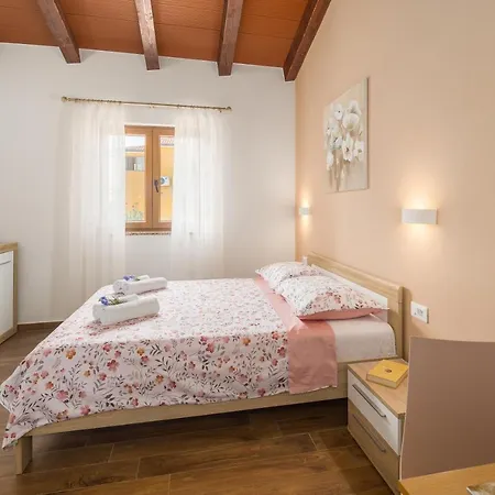Gracia Villa *