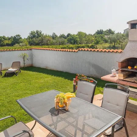 Gracia Villa *